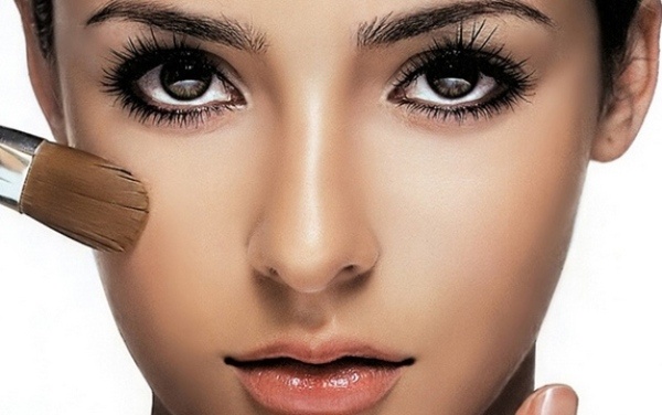 5. Không dùng kem dưỡng ẩm: Bạn không bao giờ nên trang điểm trước khi thoa kem dưỡng ẩm (tốt hơn cả là loại có chỉ số chống nắng). Trang điểm trên làn da khô và nứt nẻ có thể làm bạn trông rất đỗi mệt mỏi và thiếu sức sống.