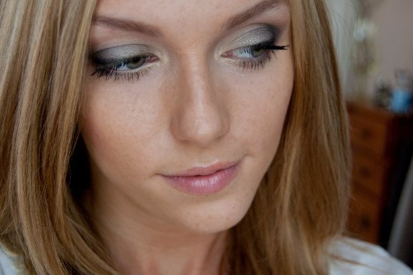 7. Trang điểm màu xám: Trang điểm với những gam màu xám sẽ làm xỉn mọi màu da và khiến bạn trông vô cùng mệt mỏi và già nua. Hãy chọn những màu sắc ấm áp để sở hữu vẻ ngoài trẻ trung và tươi tắn hơn.