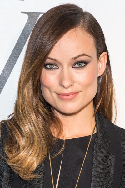 1. Tóc rẽ ngôi lệch: Kiểu tóc rẽ ngôi lệch hẳn sang một bên đơn giản như của Olivia Wilde sẽ phá vỡ các nét góc cạnh trên gương mặt bạn.