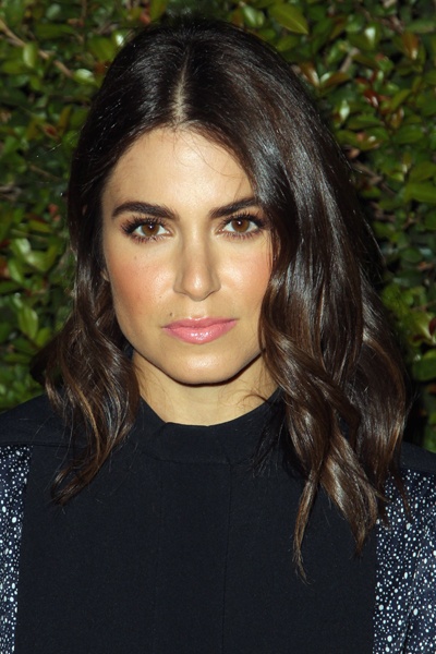 2. Tóc bob tỉa vát: Để kéo dài gương mặt, hãy thử kiểu tóc bob cắt hớt cao ở sau lưng và dài hơn ở phía trước hoặc tóc bob dài như Nikki Reed.