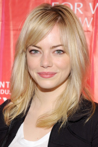 7. Tóc mái lệch: Tóc mái bằng có thể làm cho gương mặt trông lớn hơn. Hãy học hỏi kiểu tóc mái lệch của Emma Stone để làm cho những đường trên gương mặt bạn mềm mại hơn.