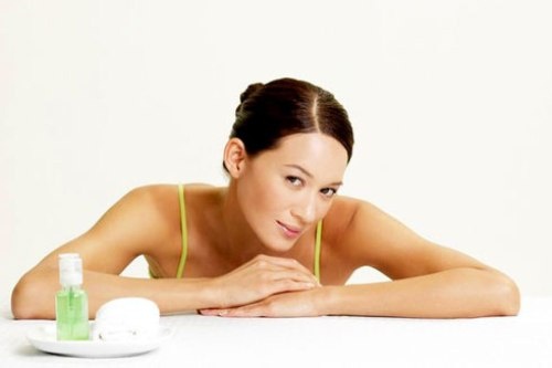 1. Nước hoa hồng: Sử dụng nước hoa hồng để làm sạch sâu cho khuôn mặt của mình là điều bạn có thể nghe thấy nhiều trên các sách báo, tạp chí... Tuy nhiên, theo một số bác sĩ da liễu thì nước hoa hồng không thật sự cần thiết. Hiện nay có rất nhiều loại sữa rửa mặt với công thức cải tiến giúp làm sạch sâu da mặt mà không để lại bã nhờn trên da.