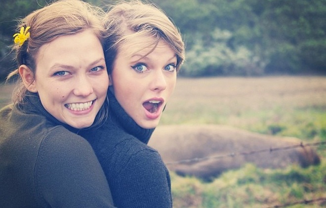 Dù cả hai liên tục phủ nhận mối quan hệ thân thiết quá mức của mình, nhưng có thể nhận thấy phong cách thời trang của Taylor Swift đã thay đổi theo hướng ngày càng gần gũi đến mức tương đồng với thiên thần Victoria’s Secrect, đặc biệt là các kiểu tóc.