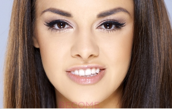 1. Sử dụng kem che khuyết điểm làm sáng da: Trước khi đến với những mẹo trang điểm phức tạp hơn cho đôi mắt nhỏ, chi tiết quan trọng nhất trong quá trình trang điểm mà bạn nên nắm rõ là kem che khuyết điểm. Những quầng thâm bên dưới mắt sẽ chỉ làm cho đôi mắt trông nhỏ hơn, do đó hãy khắc phục hiệu ứng quang học này với kem che khuyết điểm làm sáng da. Hãy chắc chắn vùng da dưới mắt của bạn không chỉ sáng màu hơn mà độ sáng còn phải hơn hẳn so với khi bạn sử dụng kem che khuyết điểm thông thường.