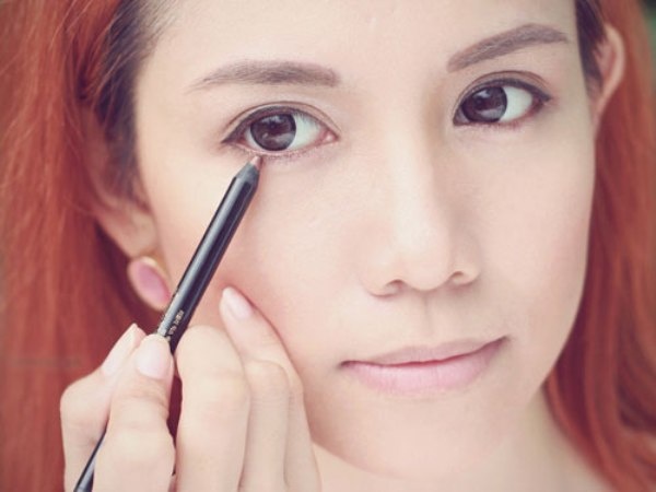 2. Kẻ đường viền sáng màu cho mi mắt dưới: Một trong những meo trang điểm đã có từ lâu để giúp đôi mắt trông to tròn hơn là sử dụng bút kẻ mắt màu trắng cho mi mắt dưới. Tuy nhiên, nếu đó không phải là cách ưa thích của bạn, vậy hãy làm theo gợi ý sau. Kẻ mắt màu hồng nhạt hoặc màu hồng đào trên mi mắt dưới cung sẽ làm đôi mắt trông sáng hơn và lớn hơn. Bạn cũng có thể thử màu xanh dương nhạt để đạt hiệu ứng tương tự.