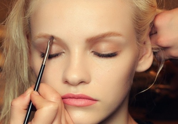 4. Kết hợp phấn mắt màu sáng: Sau khi đã kẻ mắt ngay tại viền lông mi, bạn có thể sử dụng một chút phấn mắt màu sáng để làm cho đôi mắt có vẻ lớn hơn. Bí quyết là dùng tông màu sáng hơn ngay dưới xương lông mày và tán đều xuống dưới. Nếu bạn muốn trang điểm kiểu đổ bóng từ lông mi đến xương lông mày, hãy đảm bảo bạn luôn tán phấn mắt bằng một chiếc cọ sạch.