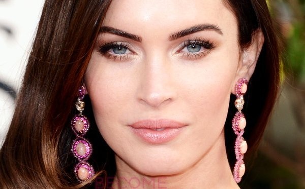 5. Tăng gấp đôi số lần chải mascara: Hai lớp mascara luôn tốt hơn so với một. Nếu bạn không khó chịu với việc chải nhiều mascara và chắc chắn không muốn dùng mi giả (rất có tác dụng đối với đôi mắt nhỏ), hãy thử mẹo đơn giản sau đây: bắt đầu chải mascara ở giữa mắt và hướng dần ra góc ngoài. Chải nhiều hơn tại các góc hoặc chải lớp thứ hai cho lông mi để có được kết quả tuyệt vời là đôi mắt trông lớn hơn.