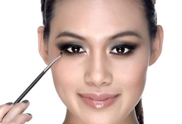 6. Trang điểm kiểu mắt khói: Ngay cả khi bạn không thích phong cách đánh mắt khói, làm nhòe chì kẻ mắt cũng là một cách rất tuyệt để làm cho đôi mắt trông lớn hơn. Hãy dùng màu tối cho mí mắt trên và sử dụng một chiếc cọ làm nhòe tán thật nhẹ để có hiệu quả như mong muốn. Bạn có thể kết hợp những màu trung tính cho mí mắt dưới để tạo vẻ ngoài phù hợp với ban ngày hoặc sử dụng hiệu ứng làm nhòe tương tự với một cây bút chì tối màu.