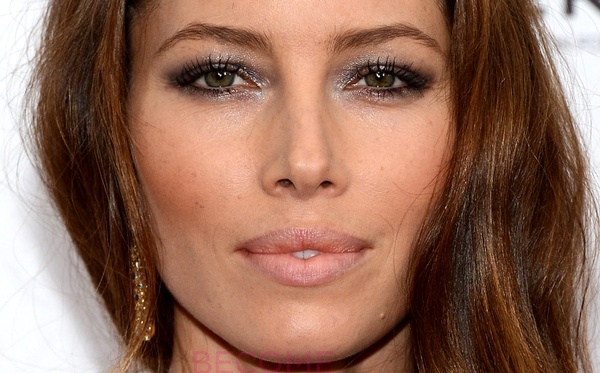 7. Thử phong cách tự nhiên: Nếu bạn không ưa kiểu trang điểm ấn tượng cho đôi mắt nhỏ, hãy thử một mẹo trang điểm tự nhiên hơn. Chọn màu mắt tối hơn vài tông so với màu da và sử dụng nó để đánh toàn bộ vùng mí mắt trên. Bắt đầu đánh phấn từ vùng sát lông mi đến nếp gấp ở mí mắt và tán đều màu một cách cẩn thận. Bạn có thể chỉ dùng một màu mắt hoặc đánh thêm màu sáng hơn ở vùng xương lông mày. Nhưng nếu bạn tìm được màu sắc phù hợp, mẹo trang điểm với màu phấn mắt này đủ để làm cho đôi mắt của bạn trông lớn hơn.