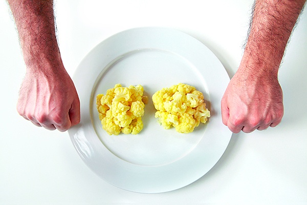 Một khẩu phần rau xanh (bông cải xanh, rau bina, xà lách...) tương đương với 2 nắm tay.