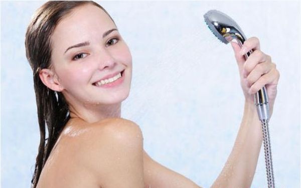 1. Dùng nước quá nóng: Tắm dưới vòi hoa sen hoặc trong bồn tắm bốc hơi có thể giúp bạn thư giãn, nhưng sử dụng nước nóng hàng ngày thực sự có thể làm khô da. Hãy cứu nguy cho làn da bằng cách vặn vòi nước sang nhiệt độ ấm hơn trong khi tắm.