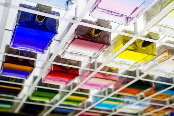 2. Thay sản phẩm dưỡng da thường xuyên: Bất kỳ sản phẩm mới nào cũng có thể cần nhiều tuần để phát huy tối đa hiệu quả. Ngoài ra, thay đổi kem dưỡng da quá thường xuyên có thể khiến da bạn phản ứng. Vì vậy, hãy dành thời gian để sản phẩm bạn đang dùng bộc lộ hết công dụng và chú ý khi chuyển sang dùng loại mới.