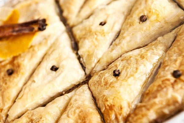 5. Ăn nhiều đồ ngọt: Chỉ cần bớt ăn socola, bạn đã có thể tránh được những nếp nhăn. Lượng đường dư thừa có thể phá vỡ hợp chất collagen là tác nhân tạo ra tính đàn hồi cho làn da, và bạn cần ghi nhớ đồ ngọt không phải là thực phẩm nhiều đường duy nhất. Hãy để ý hàm lượng carbohydrate có trong khoai tây, mì ống và bánh mì bởi nó có thể nhanh chóng chuyển hóa thành đường. Hãy tiêu thụ các loại thức ăn giàu a-xít béo omega 3, các chất chống lão hóa và vitamin C.