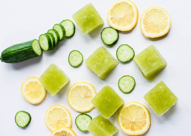 5. Giảm thâm quầng, bọng mắt. Trộn nước ép dưa chuột với nước sạch và để đông trong tủ lạnh trước khi đặt lên vùng mắt bị thâm quầng, nổi bọng nước. Chỉ sau thời gian ngắn bạn sẽ thấy ngay hiệu quả giảm sưng và làm mờ vết thâm ở khu vực này.