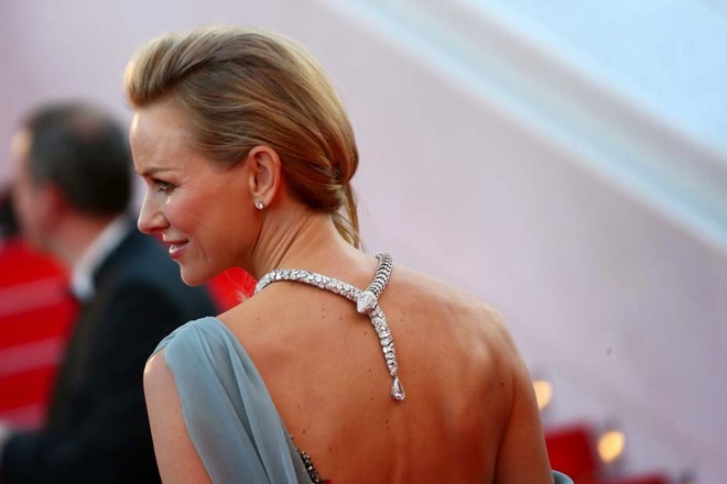 My nhan the gioi me man mot lam dieu voi trang suc hinh ran hinh anh