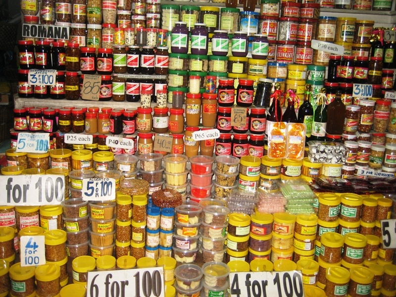 2. Pasalubong: Đây được coi là truyền thống của người Philippines, mỗi chuyến đi dù họ đến một thành phố gần đó hay tới quốc gia khác không bao giờ quên mua quà lưu niệm được gọi là pasalubong trước khi về nhà. Đó là biểu hiện cho thấy họ luôn nhớ tới những người thân yêu của mình khi không ở cạnh nhau.