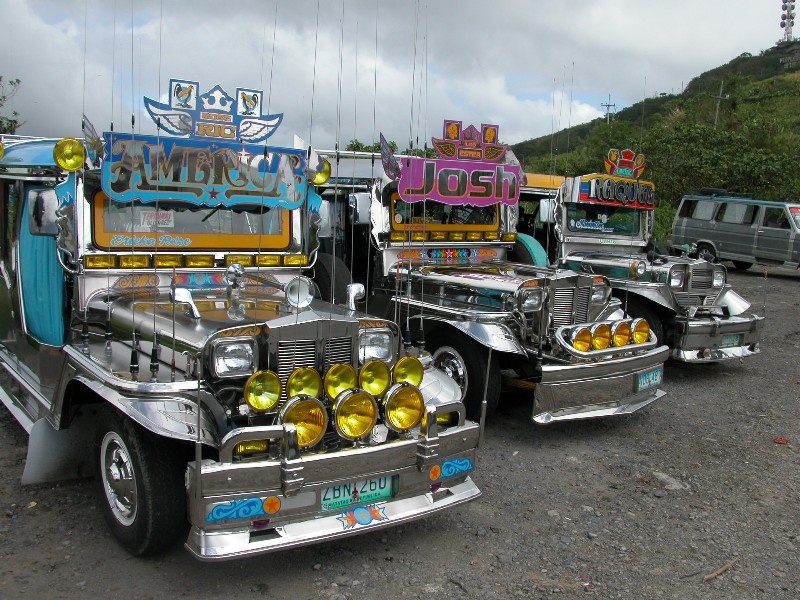 5. Phương tiện giao thông khác biệt: Nói tới giao thông công cộng bạn thường nghĩ tới xe bus, tàu điện hay taxi, nhưng ở Philippines, họ lại có ba loại xe thông dụng khác. Đó là xe jeepney, xe ba bánh và xích lô. 