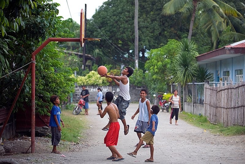 7. Bóng rổ: Bóng rổ là môn thể thao phổ biến nhất ở Philippines. Sân bóng rổ có ở khắp mọi nơi. Họ chơi bóng rổ mọi nơi, mọi thời điểm và hầu như nam giới nào cũng biết chơi bóng rổ. Nếu không chơi bóng rổ, mọi người cũng sẽ tụ tập và cùng xem những trận đấu bóng rổ chuyên nghiệp trên truyền hình.
