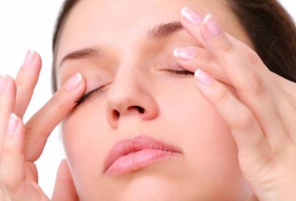 6. Mắt sưng húp: Cùng với sự thiếu ngủ, stress cũng có thể khiến bạn có quyết định sai lầm khi chọn lựa đồ ăn, nếu bạn không thể cưỡng lại những đồ ăn mặn, bạn sẽ rất dễ gặp phải tình trạng giữ nước và thức dậy với đôi mắt sưng húp mệt mỏi.