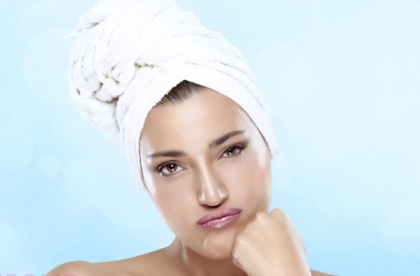 8. Vấn đề chăm sóc da hàng ngày: Khi bạn không kiểm soát tốt stress, thói quen làm đẹp của bạn sẽ bị ảnh hưởng một cách trực tiếp. Bỏ qua các bước trong khâu làm đẹp hay đi ngủ mà không tẩy trang có thể dẫn tới hàng loạt các vấn đề nghiêm trọng cho sắc đẹp của bạn. Bạn cũng ít đi tập thể dục hơn khi đang căng thẳng, do đó hãy cố gắng giảm stress vì lợi ích của chính bạn.