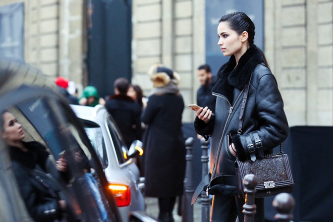 Diễn ra từ ngày 25/1 – 29/1/2015, Tuần lễ thời trang xuân cao cấp Paris 2015 (Paris Haute Couture Fashion Week Spring) không chỉ quy tụ những nhà thiết kế danh giá như Chanel, Atelier Versace, Stephane Rolland, Giorgio Armani Prive’, Christian Dior …mà còn thu hút dàn khách mời đình đám là những ngôi sao, diễn viên, Blogger lẫn fashionista đình đám thế giới.