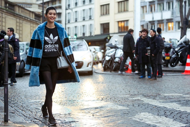 Một cách kết hợp thú vị giữa áo khoác lông thanh lịch và đồ thể thao năng động cho những cô nàng cá tính tha hồ tham khảo.