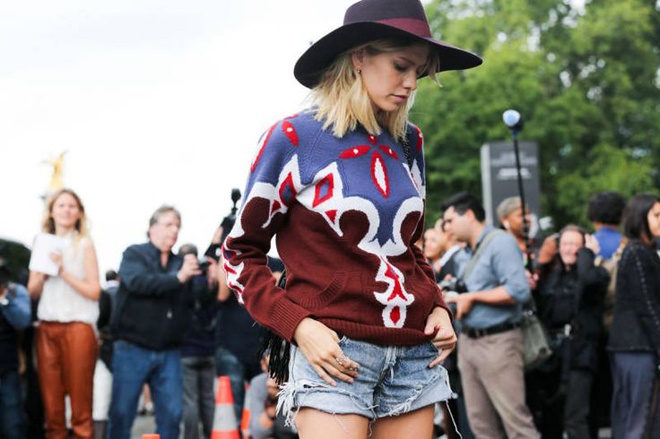 3. Họa tiết gothic sặc sỡ. Các hoa văn cách điệu dạng hình học, hoặc mang âm hưởng thiên nhiên cây cỏ, động vật đang đốt nóng không khí xuân se lạnh của thủ đô tráng lệ Paris.