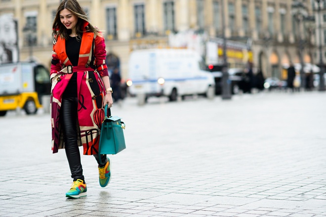 Hòa trộn đặc trưng làm nổi bật của họa tiết gothic và cách phối color block màu neon, nữ khách mời sành điệu làm bừng sáng cả không gian mùa xuân Paris.