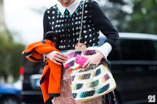 Họa tiết gothic cũng tràn ngập trên phụ kiện, tạo nên nét duyên quyến rũ cho các vị khách mời sành điệu giữa muôn vàn mỹ nhân cũng diện đẹp không kém.