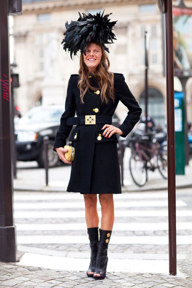  Mạng che mặt. Không hẹn mà gặp, hàng loạt fashionista đang chiếm vị trí đỉnh cao của làng mốt như Anna Dello Russo, Chiara Ferragni … đã và đang mang những chiếc mạng che mặt bằng ren quý phái ra đường phố Paris.