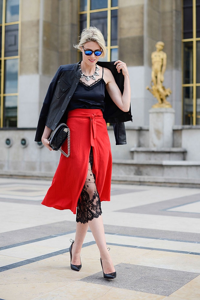 Dạo quanh các con phố Paris hoa lệ trong những ngày này, không ít lần tín đồ sành điệu đã phải ồ lên thích thú trước phong cách street style sang trọng, tinh tế của các khách mời đẳng cấp như Carine Roitfeld, Chiara Ferragni, Natalie Portman …