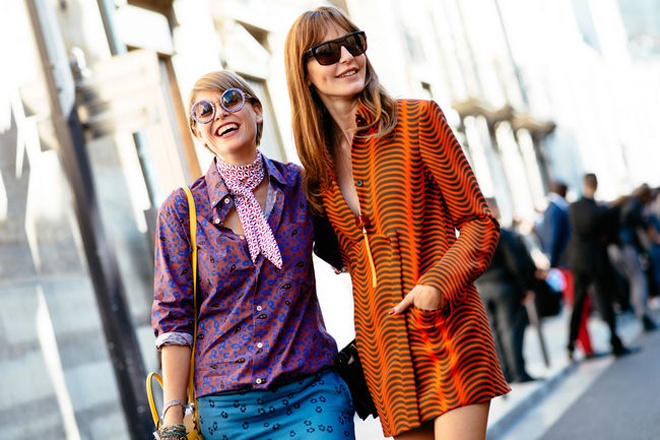 Dù tỏa sáng trên đường phố với đủ kiểu dáng, chất liệu lẫn màu sắc trang phục nhưng giới mộ điệu tinh ý vẫn nhanh chóng nhận ra các xu hướng mốt mới nhất đang thống lĩnh đường phố Paris trong những ngày đầu xuân mát dịu.