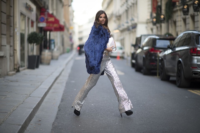 Kết hợp nguyên cây saquin lấp lánh và chiếc áo khoác lông thời thượng, vị khách mời đủ sức thu hút cả rừng nhiếp ảnh khi sải bước trên phố.