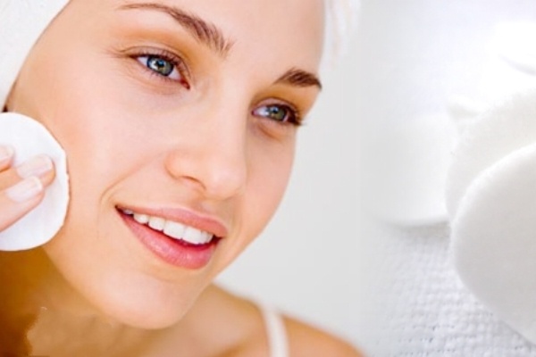 2. Miếng bông: Những miếng bông nhỏ là một công cụ cần phải có cho bất kỳ ai bởi vì nó có rất nhiều công dụng. Nó có thể được sử dụng để loại bỏ lớp trang điểm, loại bỏ sơn móng tay, hay làm sạch khuôn mặt bạn. Hơn nữa, chúng lại có giá rất rẻ và bạn có thể dễ dàng tìm thấy trong các nhà thuốc.