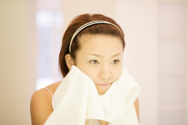 3. Khăn mặt: Đây là một trong những đồ dùng để làm sạch làn da của bạn. Sử dụng khăn sẽ giúp tẩy da chết nhẹ nhàng mỗi ngày và bạn sẽ thấy sự khác biệt của làn da khi sử dụng chúng. Hãy sử dụng khăn một cách thường xuyên và treo chúng lên để làm khô. Và ngoài sử dụng cho da mặt, sử dụng khăn lau còn giúp bạn làm khô cơ thể.