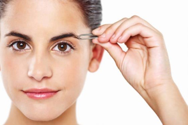 4. Nhíp: Mọi người đều cần một chiếc nhíp tốt để loại bỏ những sợi lông mày mọc không đều hay tóc trắng. Ngoài ra bạn có thể sử dụng nhíp để giải phóng các nốt mụn khó ưa trên mặt hay cơ thể. 