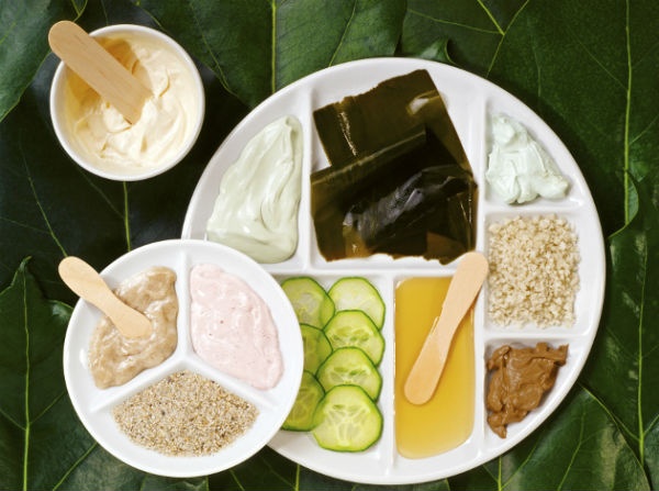 3. Mặt nạ dưa chuột, lô hội và aspirin: Đây là một trong những loại mặt nạ làm dịu da tự chế tốt nhất và đặc biệt dành cho da bị cháy nắng. Hỗn hợp gồm dưa chuột, lô hội và aspirin sẽ mang lại tác dụng kỳ diệu chỉ sau 30 phút. Bạn hãy gọt vỏ một quả dưa chuột nhỏ và xay nhuyễn với 200 miligam aspirin và 1/4 chén gel lô hội. Khi đã có hỗn hợp đặc sệt và mịn, hãy để trong tủ lạnh 15 phút trước khi sử dụng. Bôi loại mặt nạ này lên mặt trong 20-30 phút rồi rửa sạch với nước lạnh.