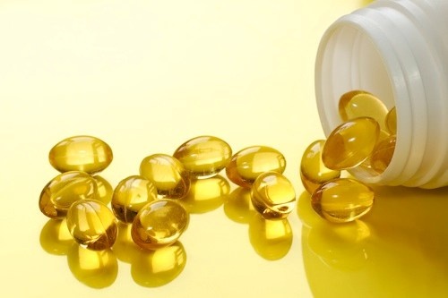 4. Mặt nạ mật ong nguyên chất và dầu vitamin E: Bạn có thể gặp khó khăn khi xử lý bệnh chàm da, tuy nhiên, vẫn có những phương pháp tự nhiên để chống lại tình trạng kích ứng da. Mật ong là một thành phần quan trọng trong nhiều loại mặt nạ, nhưng khi bạn cần làm dịu da, hãy sử dụng duy nhất mật ong nguyên chất. Trộn một thìa mật ong với 1 viên dầu vitamin E và bôi nó trong 15 phút trước khi rửa mặt bằng nước ấm.