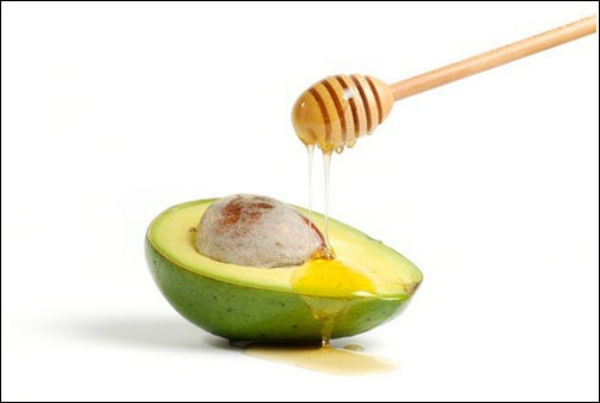 6. Mặt nạ bơ: Nếu bạn có sẵn một quả bơ, bạn sẽ có thể tự làm cho một loai mặt nạ rất dịu nhẹ cho làn da nhờ lợi ích từ chất béo không bão hòa chứa trong bơ. Làm lạnh nửa quả bơ trước khi nghiền nhỏ, sau đó thêm 2 thìa mật ong nguyên chất. Bôi đều lên da và để mặt nạ phát huy tác dụng trong 30 phút trước khi rửa sạch.