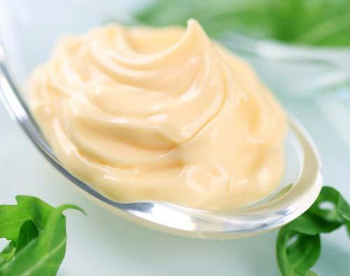 8. Mặt nạ mayonnaise: Sốt mayonnaise cũng có tác dụng làm dịu da như sữa chua và sữa béo. Bạn chỉ cần trộn trứng với loại dầu ưa thích và để cho hỗn hợp này nuôi dưỡng và làm dịu làn da trong 15-20 phút. Sau đó rửa sạch mặt với nước mát. Nếu bạn cảm thấy da mình vẫn nhờn, hãy dùng thêm sữa rửa mặt dạng nhẹ.