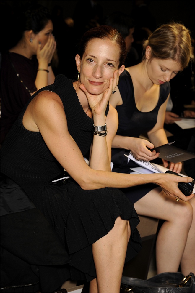 Vanessa Friedman, Giám đốc thời trang của New York Times, cũng cho rằng việc tổ chức rời rạc của NYFW ngày nay là “vô cùng lộn xộn”.