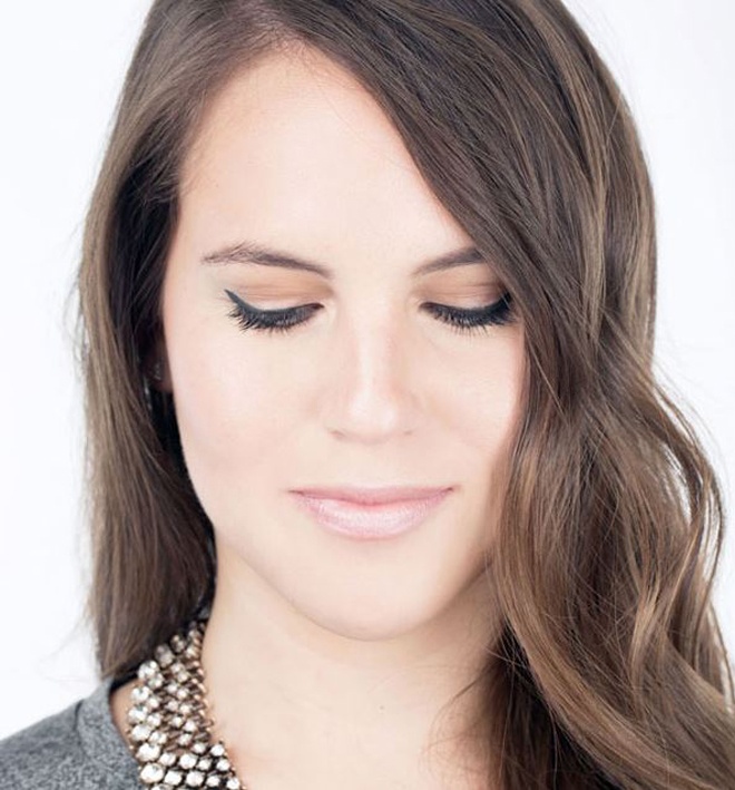 Thế là chỉ với vài bước đơn giản, bạn đã có ngay 1 kiểu trang điểm mắt và môi trong suốt, tự nhiên rất thích hợp để làm điệu trong công sở mỗi ngày. Nếu muốn dự tiệc sau giờ làm việc, bạn chỉ cần phủ thêm phấn có độ nhũ sáng lấp lánh để đôi mắt trong nổi bật và cuốn hút hơn.