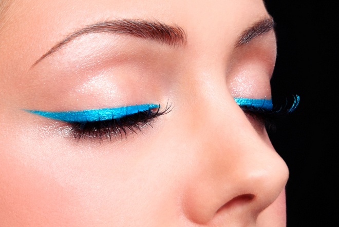  Ngoài màu xanh ngọc, bạn có thể chọn các gam xanh Blue cũng sẽ giúp đôi mắt trông rất tươi tắn, nổi bật hơn. 