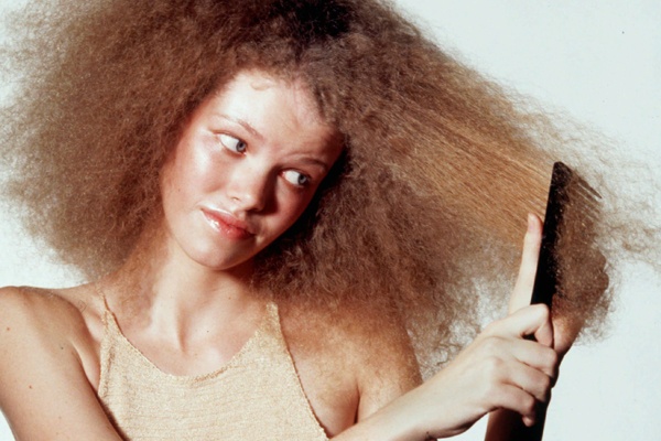 3. Dùng lược bằng để gỡ rối tóc: Một chiếc lược bằng sẽ gây khó khăn cho việc gỡ rối tóc, dù ở trạng thái ướt hay khô. Bạn hãy dùng lược chống rối tóc trước khi chuyển sang một chiếc lược răng thưa. Sử dụng xịt dưỡng cho tóc mảnh, kem dưỡng cho tóc dày trung bình hoặc một loại kem cho tóc dày và thô. Mái tóc sẽ trở nên suôn mượt và bạn sẽ dễ dàng dùng lược chải lướt qua hơn.