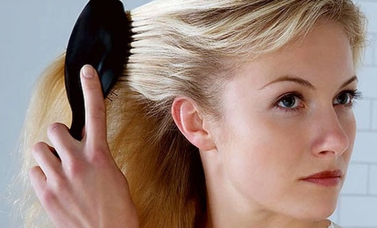 4. Chải tóc quá nhiều: Nếu từng xem bất kỳ bộ phim hoặc chương trình truyền hình cũ nào, bạn sẽ bắt gặp hình ảnh những phụ nữ ngồi trước gương đếm từng lần chải cho đến khi đạt tới con số 100. Tuy nhiên, chải tóc quá nhiều thực sự có thể gây đứt tóc. Hãy tập trung vào chất lượng của việc chải tóc (thay vì số lần chải) bằng cách loại bỏ những đoạn rối trên tóc.