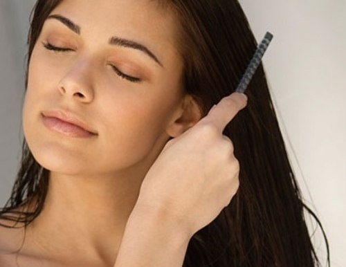 5. Sử dụng lược chải không phù hợp: Vấn đề có thể nằm ở loại lược bạn đang sử dụng. Lược làm từ lông lợn rừng tự nhiên sẽ mềm hơn khi chải trên tóc so với lược làm từ sợi nhân tạo, và nó cũng tốt hơn trong việc phân bổ các loại dầu tự nhiên có trong tóc đến thân tóc và ngọn tóc.