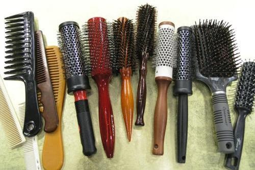 6. Sử dụng lược bẩn: Tương tự việc cần rửa sạch cọ trang điểm, bạn cũng nên làm sạch lược chải tóc 1lần/tuần. Răng lược sẽ mắc đầy tóc rụng cũng như chất hóa học tích tụ từ các sản phẩm dành cho tóc. Hãy thử tưởng tượng khi bạn chải lược lên mái tóc vừa mới gội sạch vào ngày hôm sau, thực tế là bạn đang làm dính lên tóc các chất lưu lại từ hôm trước.