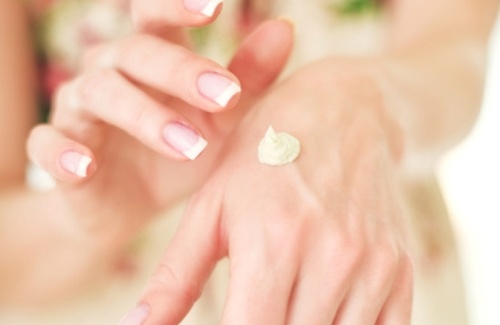 1. Kem dưỡng da tay: Một đôi bàn tay thô ráp không chỉ khiến cho bạn mất tự tin khi giao tiếp...và nhất là khi bạn phải bắt tay khách hàng thì đây quả thực là một điều khiến bạn cảm thấy không thoải mái. Luôn mang theo một lọ kem dưỡng da tay khi đi làm là cách tốt nhất giúp bạn bảo vệ đôi tay của mình và hơn nữa nó còn giúp bạn tự tin hơn khi đi gặp đối tác.