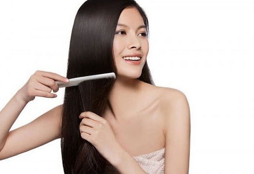 10. Lược chải tóc: Đây có lẽ là món đồ không thể thiếu cho bạn gái. Nếu bạn không có một chiếc lược chải tóc nhỏ trong ví, hãy mang theo trong túi đựng đồ trang điểm. Bạn sẽ thấy tác dụng của nó khi mái tóc bạn bị mất nếp hoặc rối bung vì gió.