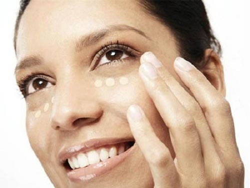 11. Kem highlight: Chẳng cần phải lỉnh kỉnh nào kem nền nào phấn nền, tất cả những gì bạn cần chỉ là một lọ kem highlight là cũng đủ để khuôn mặt được bừng sáng sau một ngày làm việc mệt mỏi rồi, hơn hết nó cũng là một vũ khí cứu nguy khi bạn có một bữa liên hoan đột xuất mà không kịp về nhà tút tát lại đấy. 